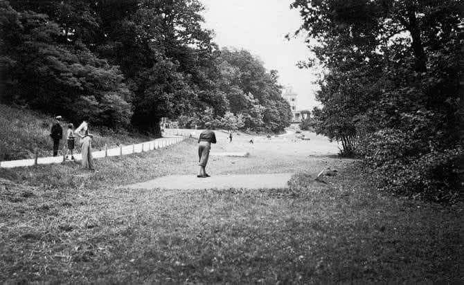 Prvo zagrebačko golf igralište otvoreno u Maksimiru 1931. godine. Imalo je samo 9 rupa. Igralište se prestalo koristiti 1935. godine (Foto MGZ)